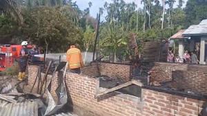 memadamkan-api-di-rumah-terbakar-di-Desa-Rantau-Panyang-Juli-Bireuen.jpg