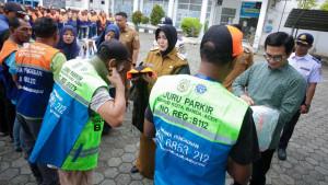 memakaikan-atribut-baru-kepada-juru-parkir-Banda-Aceh.jpg