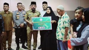memberi-zakat-secara-simbolis-kepada-masyarakat-di-sektariat-Baitul-Mal-Aceh-Timur.jpg
