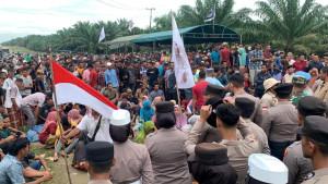 mengawal-aksi-blokade-jalan-akses-keluar-masuk-truk-sawit-milik-PTPN-IV.jpg