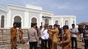 mengecek-kesiapan-mimbar-utama-MTQ-Aceh-XXXVII-di-kompleks-kantor-Bupati-Pidie-Jaya.jpg