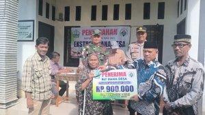 menyalurkan-BLT-kepada-35-KPM-desa-setempat-di-kantor-desa.jpg