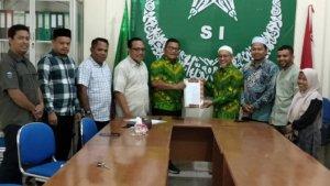 menyerahkan-SK-Kepengurusan-kepada-Ketua-Laznas-SI-Aceh.jpg