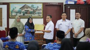 menyerahkan-SK-ke-seluruh-pegawai-Dispar-BNA-yang-lulus-PPPK-Tahap-I.jpg