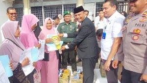 menyerahkan-bantuan-untuk-usaha-ekonomi-produktif.jpg
