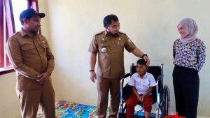 menyerahkan-kursi-roda-kepada-muhammad-riski-murid-sdn-bayu.jpg