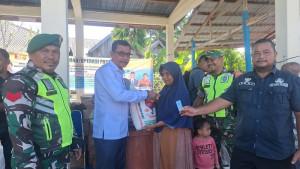 menyerahkan-paket-sembako-pada-pasar-murah-di-halaman-kantor-camat-setempat.jpg