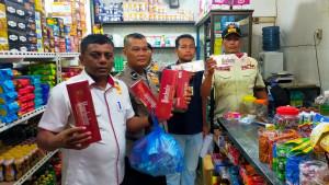 menyita-rokok-tanpa-cukaiilegal-di-sebuah-kedai-kawasan-Kecamatan-Lueng-Bata.jpg