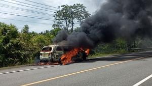 mobil-terbakar-di-jalan-nasional-Gampong-Ceunamprong-kecamatan-Indra-Jaya.jpg