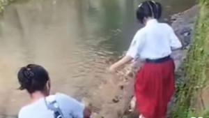 murid-sd-Kota-Semarang-berangkat-ke-sekolah-melewati-sungai.jpg
