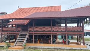 ngopi-di-rumah-adat-Singkil.jpg