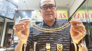 pedagang-menunjukkan-emas-perhiasan.jpg