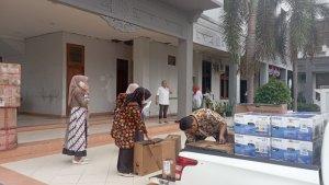 pegawai-DPMGP-KB-Bireuen-pindah-barang.jpg