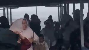 pengunjung-kafe-berhamburan-sangat-angin-kencang.jpg