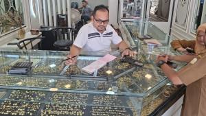 penjual-emas-di-toko-Tiara-Idi-Rayeuk_saat-sedang-melayani-penjual-emas.jpg