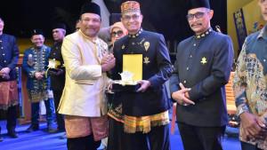 penyerahan-penghargaan-kepada-pendiri-Bireuen.jpg