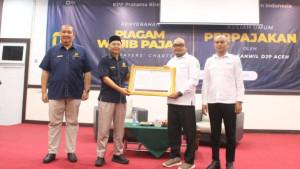 penyerahan-piagam-wajib-pajak.jpg