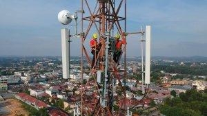 petugas-sedang-melakukan-upgrade-alat-di-salah-satu-tower-jaringan-telkomsel.jpg
