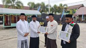 piagam-apresiasi-kepada-pimpinan-pesantren-Abdya-terbaik-2025.jpg