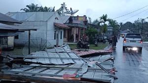 puting-beliung-terjang-rumah-warga-di-Woyla_atap-terbang-hingga-1-Km.jpg