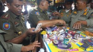 razia-rokok-ilegal-di-salah-satu-kedai-kawasan-Kecamatan-Jaya-Baru.jpg