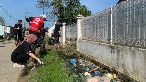 relawan-PMI-Lhokseumawe-bersihkan-sampah_2023.jpg