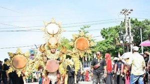 ribuan-masyarakat-menyaksikan-festival-budaya.jpg