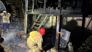 rumah-kayu-di-Peukan-Bada-terbakar.jpg