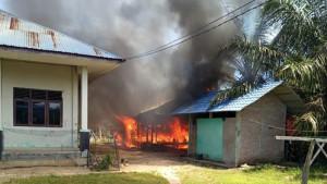 rumah-terbakar-di-aceh-singkil_27-oktober-2025.jpg