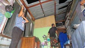 rumah-warga-rusak-dihantam-puting-beliung-di-desa-seuneubok-aceh-barat.jpg
