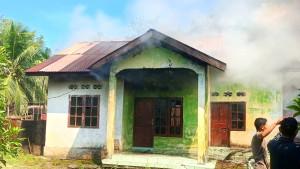 rumah-warga-saat-dilalap-api-di-Gampong-Suak-Ribee.jpg