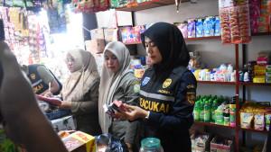 saat-operasi-pasar-terkait-rokok-ilegal-di-salah-satu-toko-di-Banda-Aceh.jpg