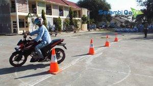 satlantas-polres-bireuen-praktekkan-safety-riding-di-sman-2-bireuen.jpg