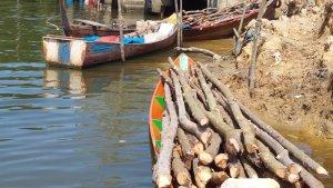 satu-boat-dan-kayu-mangrove-yang-berhasil-disita-warga-saat-melakukan-razia-di-langsa.jpg