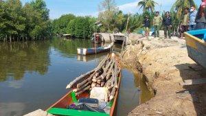 satu-boat-dan-kayu-mangrove-yang-berhasil-disita-warga-saat-melakukan-razia.jpg