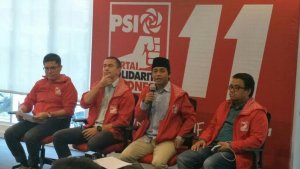 sekjen-psi-raja-juli-antoni-kedua-dari-kanan-dalam-konferensi-pers-di-kantor-dpp-psi-jakarta_20180517_225638.jpg