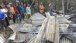 seng-sisa-rumah-terbakar-di-Bireuen_2025.jpg