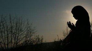 seorang-wanita-muslimah-sedang-berdoa.jpg