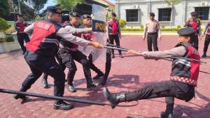 simulasi-penanganan-situasi-darurat-seperti-penanganan-Orang-Tak-Dikenal.jpg