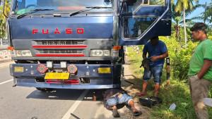 sopir-perbaiki-truk1.jpg