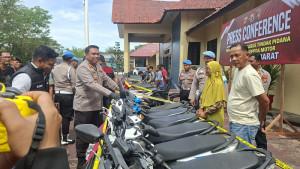 tersangka-bersama-puluhan-sepeda-motor-jenis-Bead-dari-hasil-curian.jpg