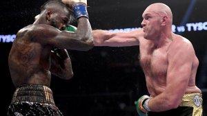 tyson-fury-memukul-deontay-wilder.jpg