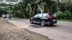 ubang-di-jalan-nasional-Aceh-Tamiang-sudah-diperbaiki-dengan-cara-ditambal-aspal.jpg