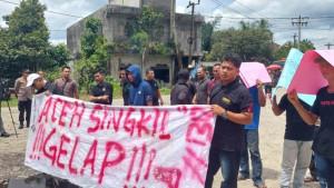 unjuk-rasa-di-depan-pintu-gerbang-pabrik-PT-Socfindo.jpg