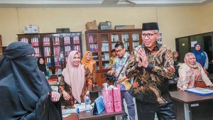 wakil-gubernur-aceh-nova-iriansyah-mt-bersalaman_20180622_090046.jpg