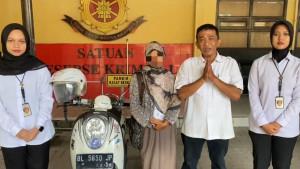 wanita-tanpa-busana-lengkap-minta-maaf.jpg