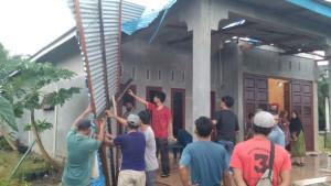 warga-kumpulkan-seng-diterbangkan-angin.jpg