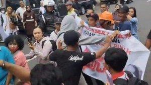 warga-membentangkan-spanduk-saat-kunjungan-Presiden-Jokowi-di-Gunungkidul.jpg