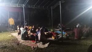 warga-nginap-di-tenda-jaga-truk-TBS-tidak-lewat.jpg