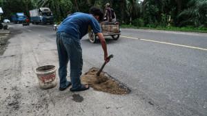 warga-timbun-jalan-berlubang-di-aceh-tamiang.jpg